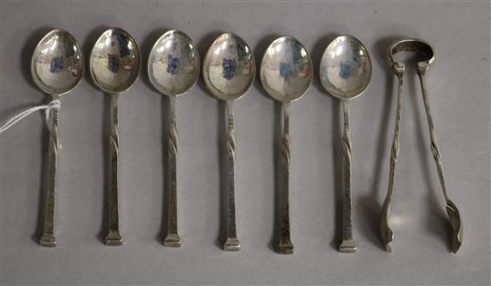 A set of six George V Arts & Crafts Omar Ramsden teaspoons and matching sugar tongs, London, 1922. s108 grams.